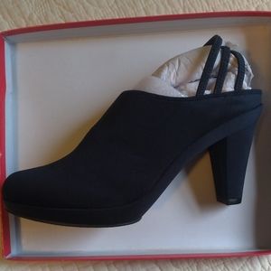NWT Navy Blue heels- size 9.5